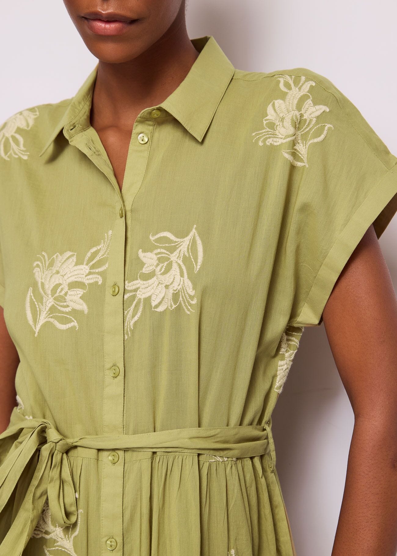 Γυναικείο φόρεμα-πουκάμισο από μουσελίνα με κέντημα Gaudì