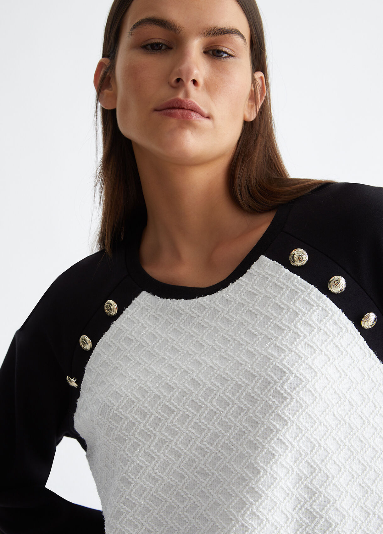 Sweatshirt with buttons