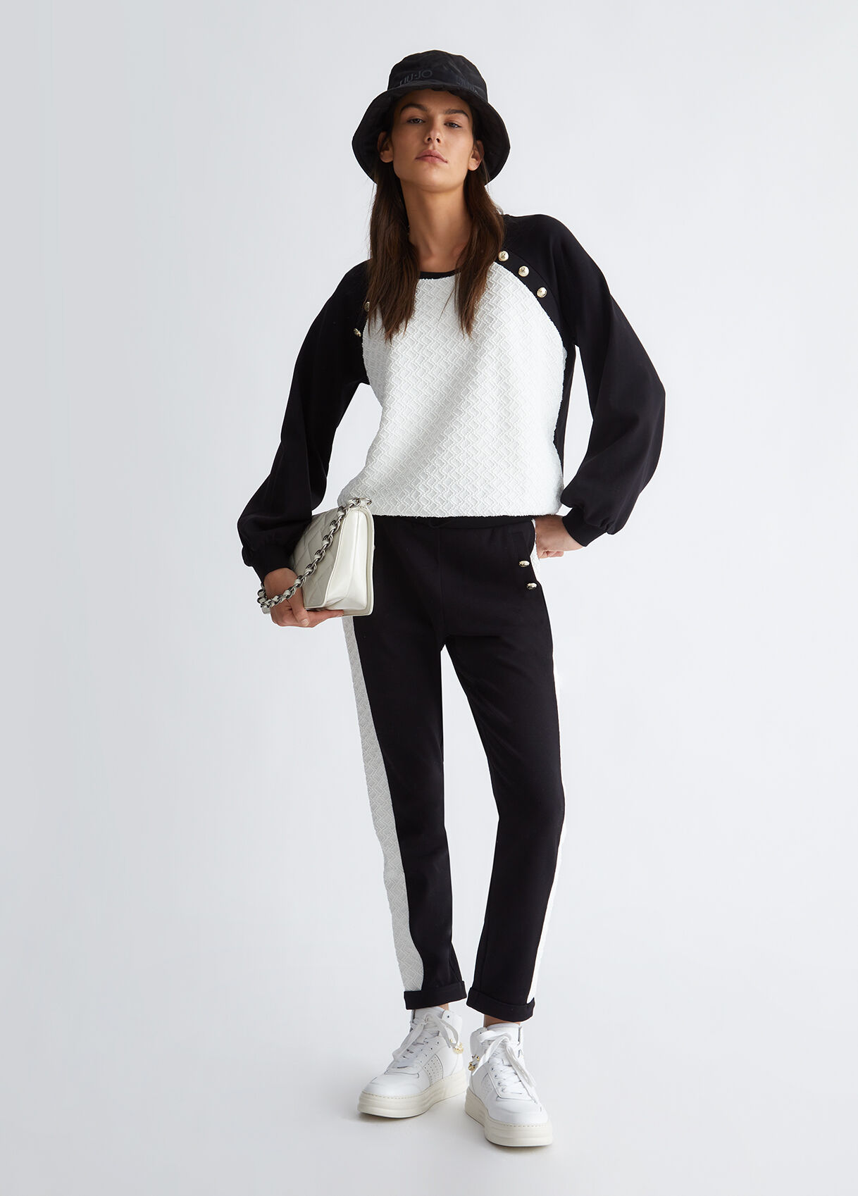 Sweatshirt with buttons